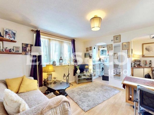 Flat for sale in London Borough of Ealing, Greater London