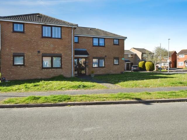 Flat for sale in Whetstone, Pinfold