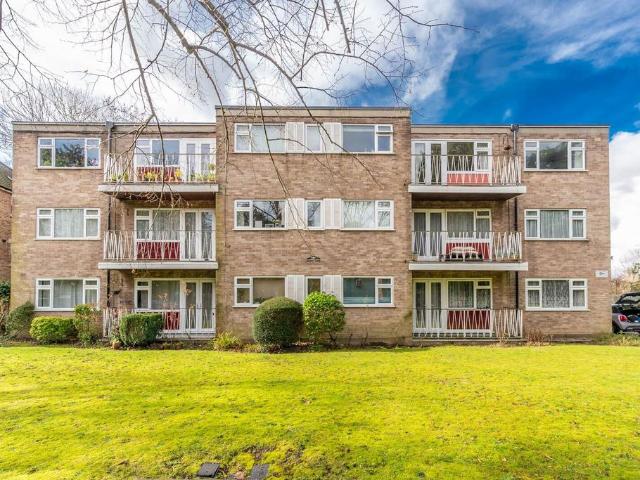 Flat for sale in Hatch End, Greater London