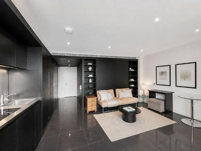 Flat for sale in Isle Of Dogs, Greater London
