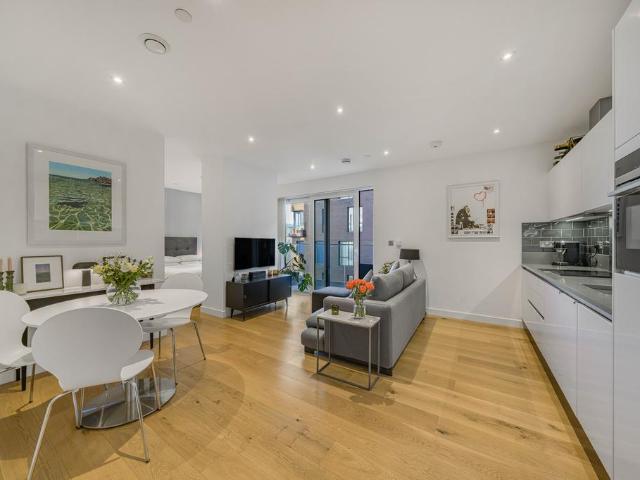 Flat for sale in Greenwich Peninsula, Greater London
