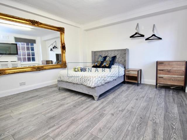 Flat for sale in Paddington, Greater London