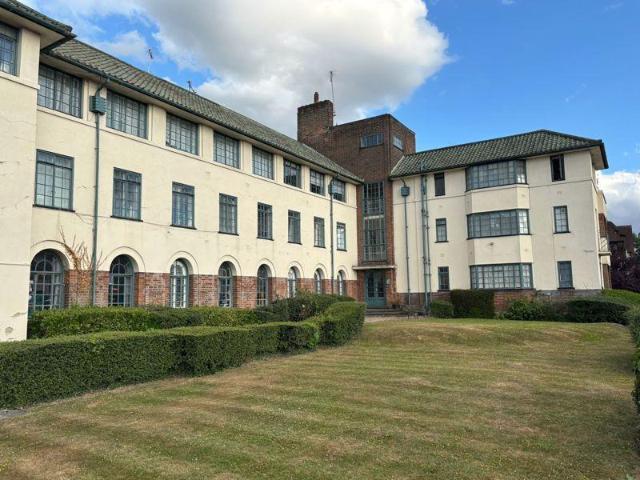 Flat for sale in Temple Fortune, Greater London