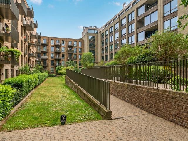 Flat for sale in North Kensington, Greater London