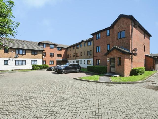 Flat for sale in Broxbourne, Hertfordshire
