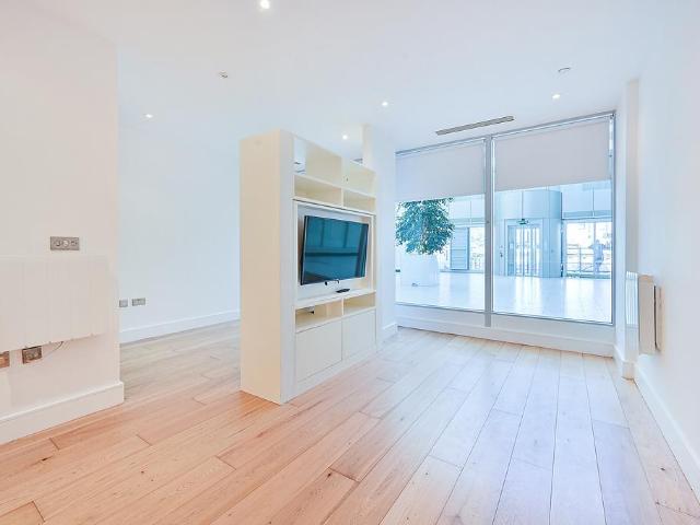 Flat for sale in London Borough of Hounslow, Greater London