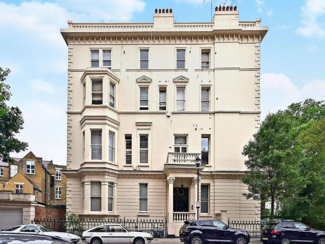 Flat for sale in Earl's Court, Greater London