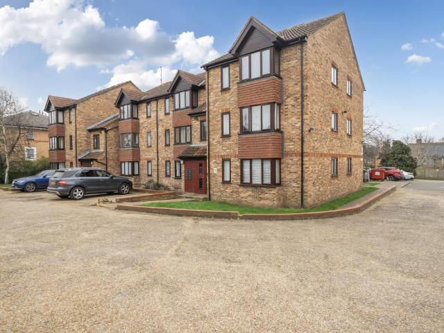 Flat for sale in Slough