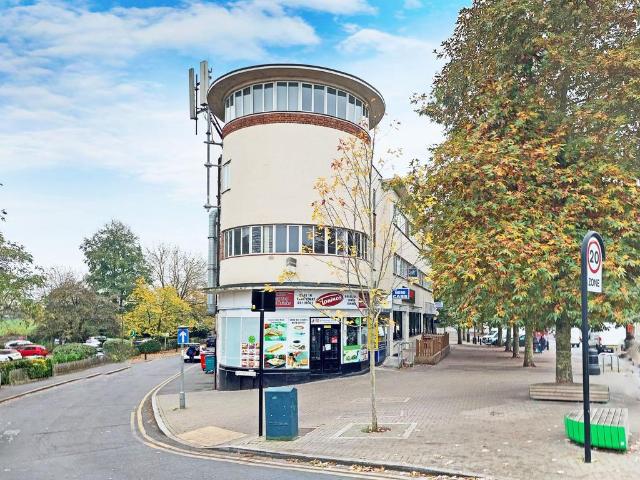 Flat for sale in Lane, Greater London