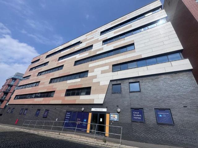 Flat for sale in Islington, Calderstones