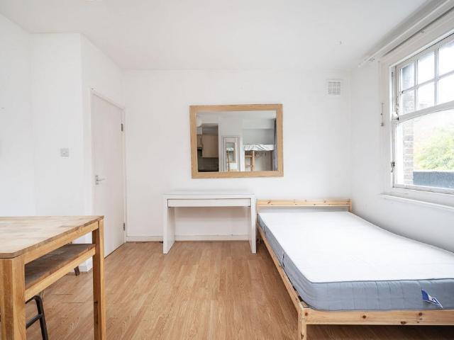 Flat for sale in Clapton, Lower Clapton