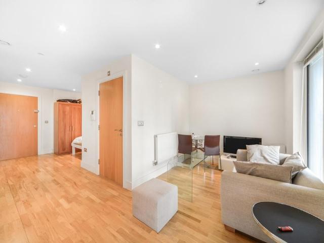 Flat for sale in Millwall, Greater London