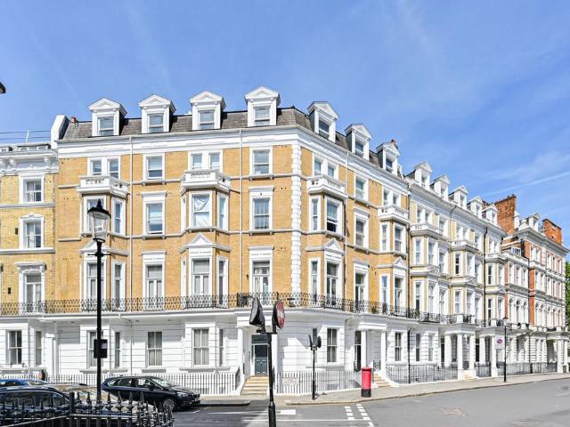 Flat for sale in Earl's Court, Isle Of Man