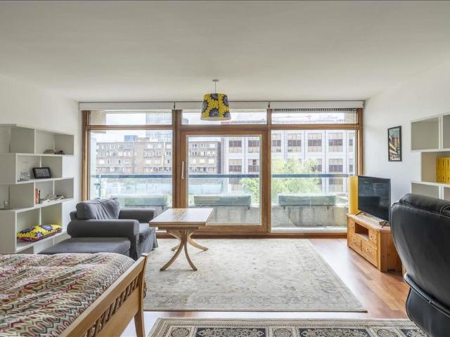 Flat for sale in London Borough of Islington, Greater London