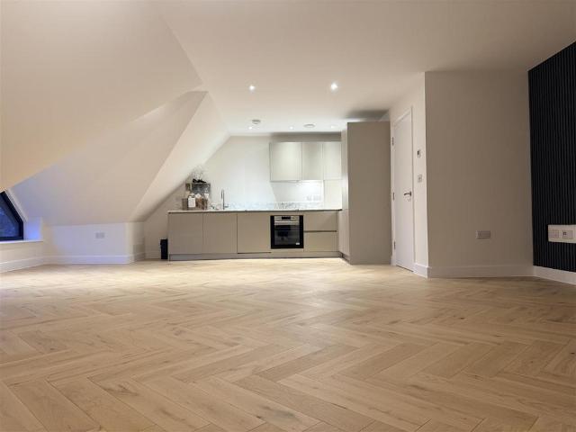 Flat for sale in London Borough of Ealing, Greater London