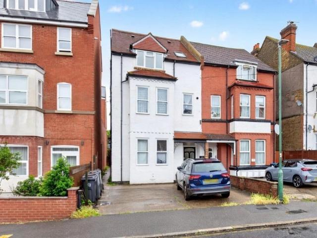 Flat for sale in Norbiton, Greater London