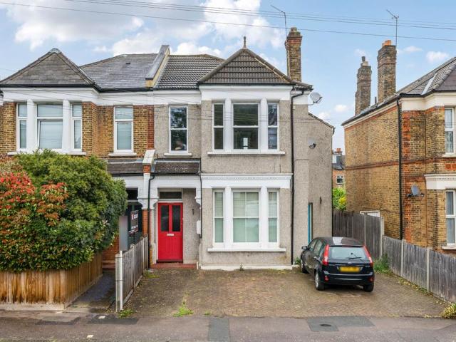 Flat for sale in London Borough of Lewisham, Bell Green