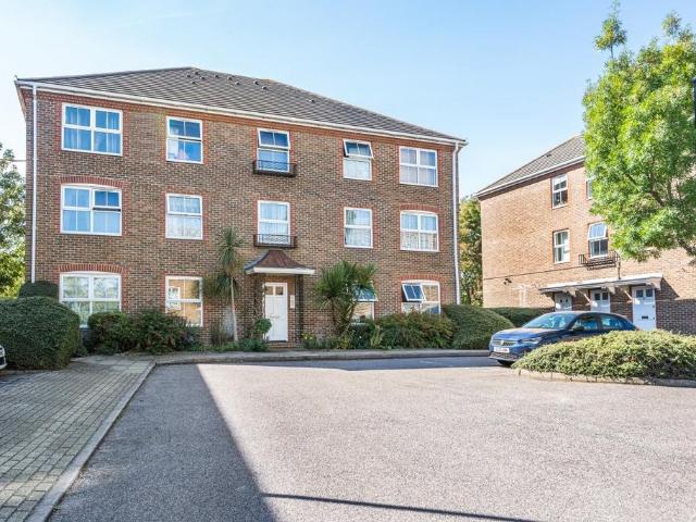 Flat for sale in London Borough of Lewisham, Bell Green