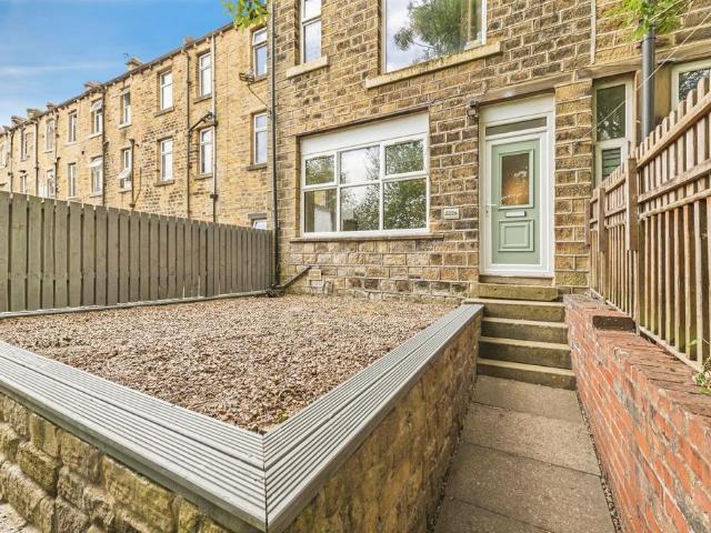 Flat for sale in Milnsbridge, West Yorkshire