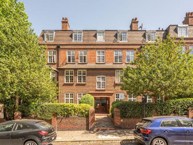 Flat for sale in Streatham, Greater London