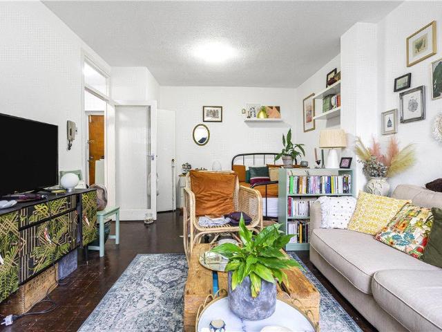 Flat for sale in Putney, Greater London