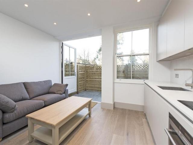Flat for sale in Clapham, Greater London