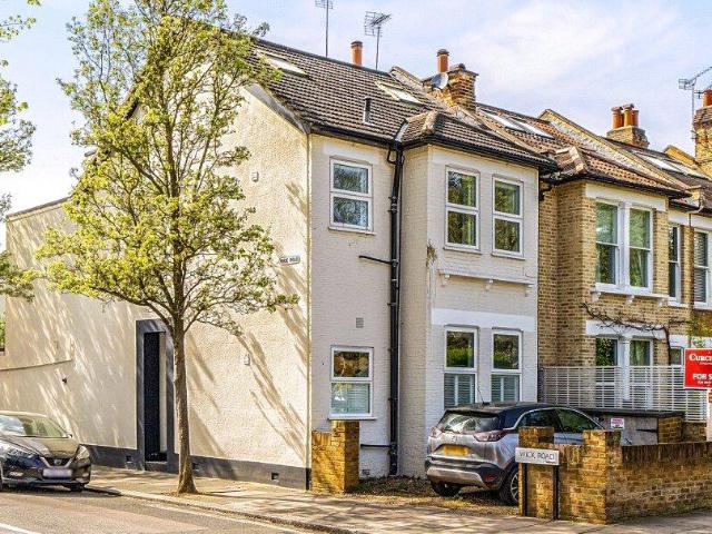 Flat for sale in Hampton Wick, Greater London