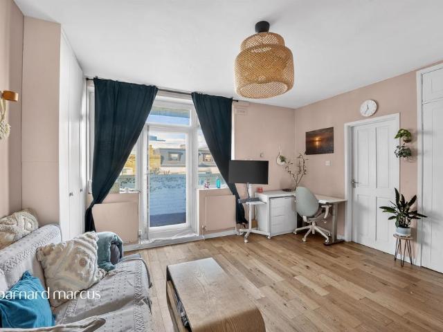 Flat for sale in Battersea, Greater London