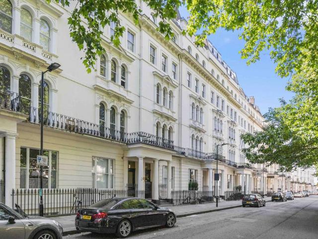 Flat for sale in Bayswater, Greater London