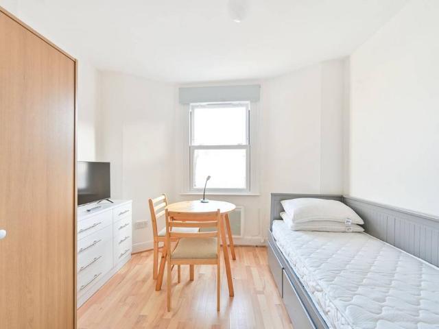 Flat for sale in Dollis Hill, Greater London
