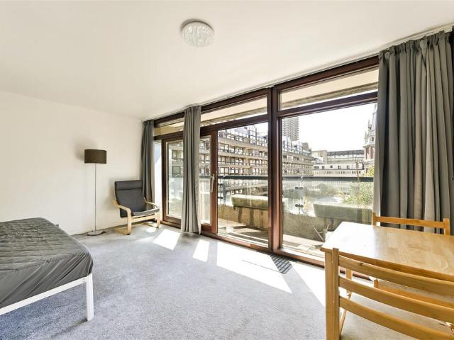 Flat for sale in Finsbury, Greater London