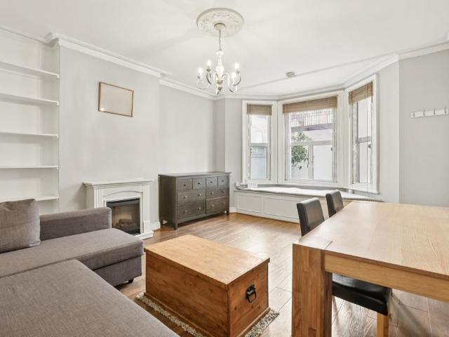 Flat for sale in Earl's Court, Greater London
