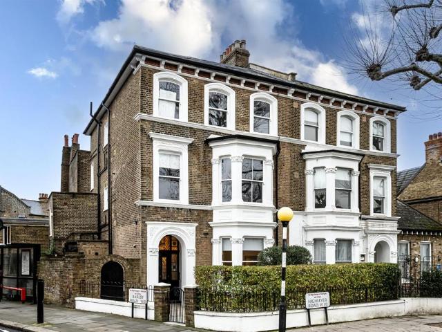 Flat for sale in North Kensington, Greater London