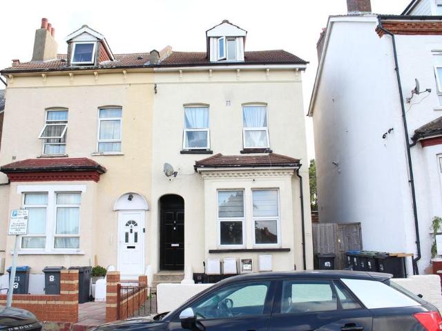 Flat for sale in London Borough of Croydon, Thornton Heath