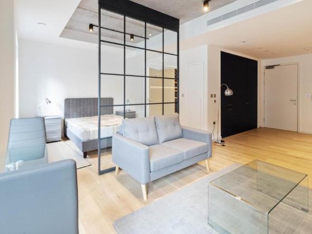 Flat for sale in Goodluck Hope, Greater London