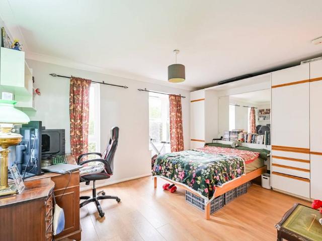 Flat for sale in Stepney, Greater London