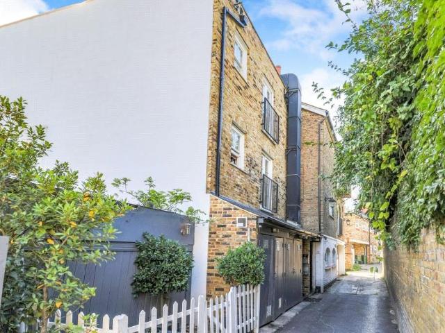 Flat for sale in Blackhills, Surrey