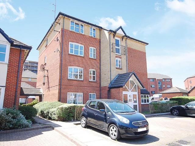 Flat for sale in London Borough of Ealing, Greater London