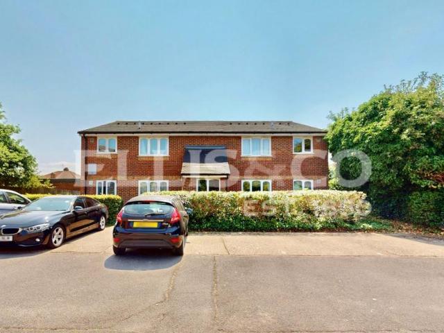 Flat for sale in London Borough of Ealing, Greater London