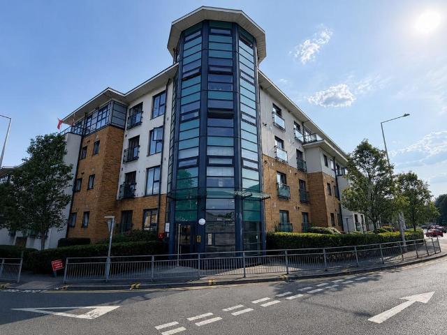 Flat for sale in Badgers Dene, Grays