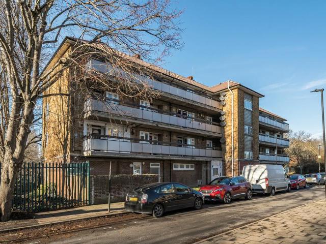 Flat for sale in Middle Park, Greater London