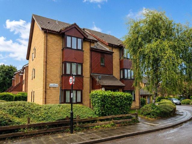 Flat for sale in London Borough of Ealing, Greater London