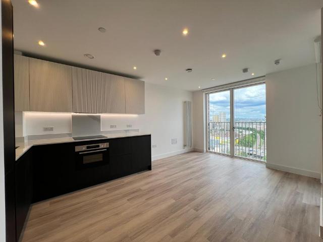 Flat for sale in London Borough of Ealing, Park Royal