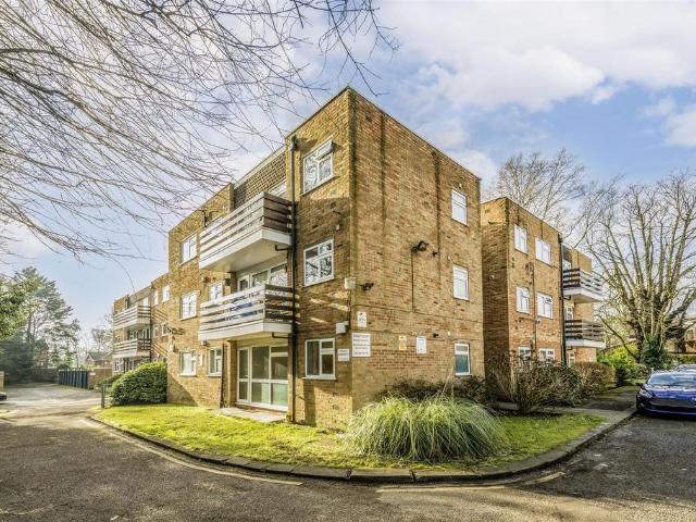 Flat for sale in Little Stanmore, Greater London
