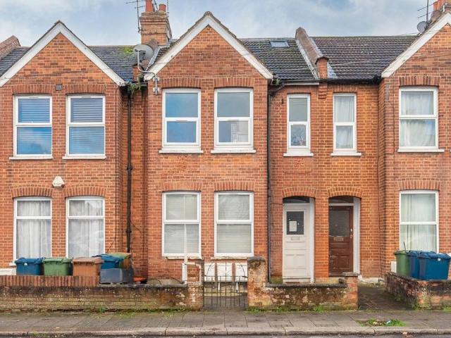 Flat for sale in Wealdstone, Greater London