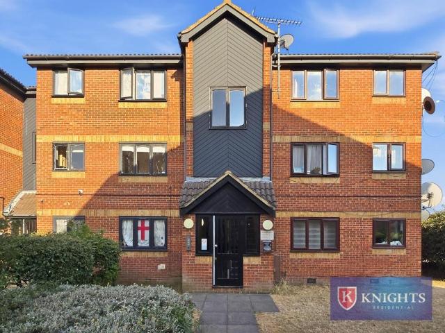Flat for sale in Ponders End, Greater London