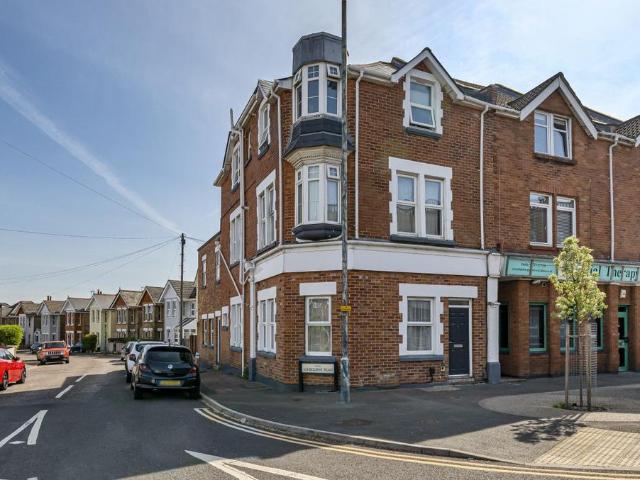 Flat for sale in Pokesdown, Bournemouth