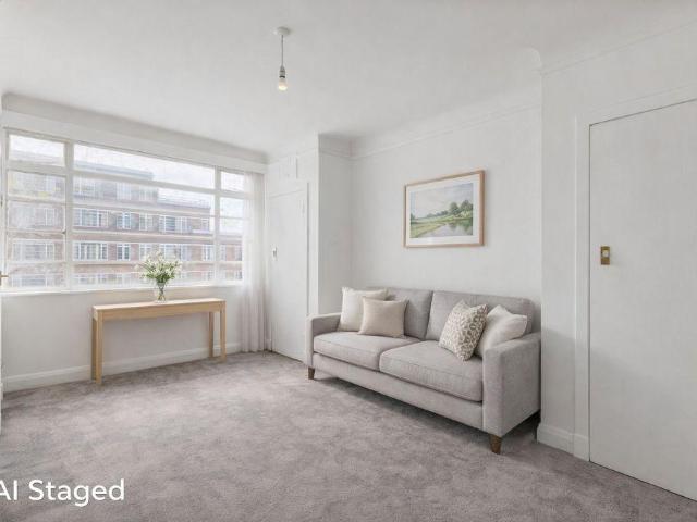 Flat for sale in Balham, Greater London