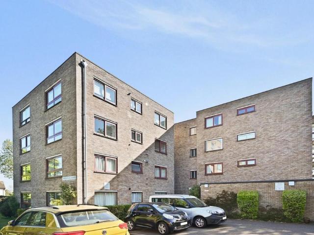 Flat for sale in London Borough of Ealing, Perivale