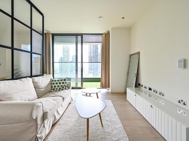 Flat for sale in Canary Wharf, Greater London